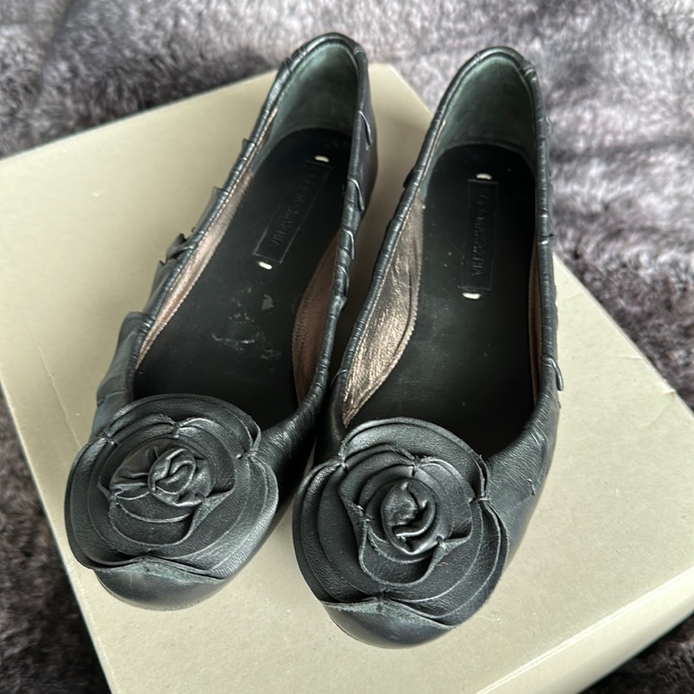 BCBGMAXAZRIA Black Leather Flower Ballet Flats Size 7